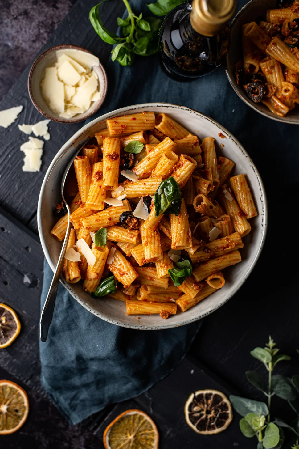 Rigatoni met pittige tomatenpesto en Parmezaan 1 rigatoni met pittige tomatenpesto