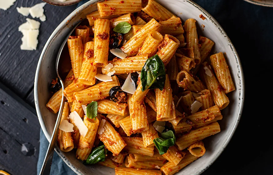 Rigatoni met pittige tomatenpesto en Parmezaan 2 rigatoni met pittige tomatenpesto