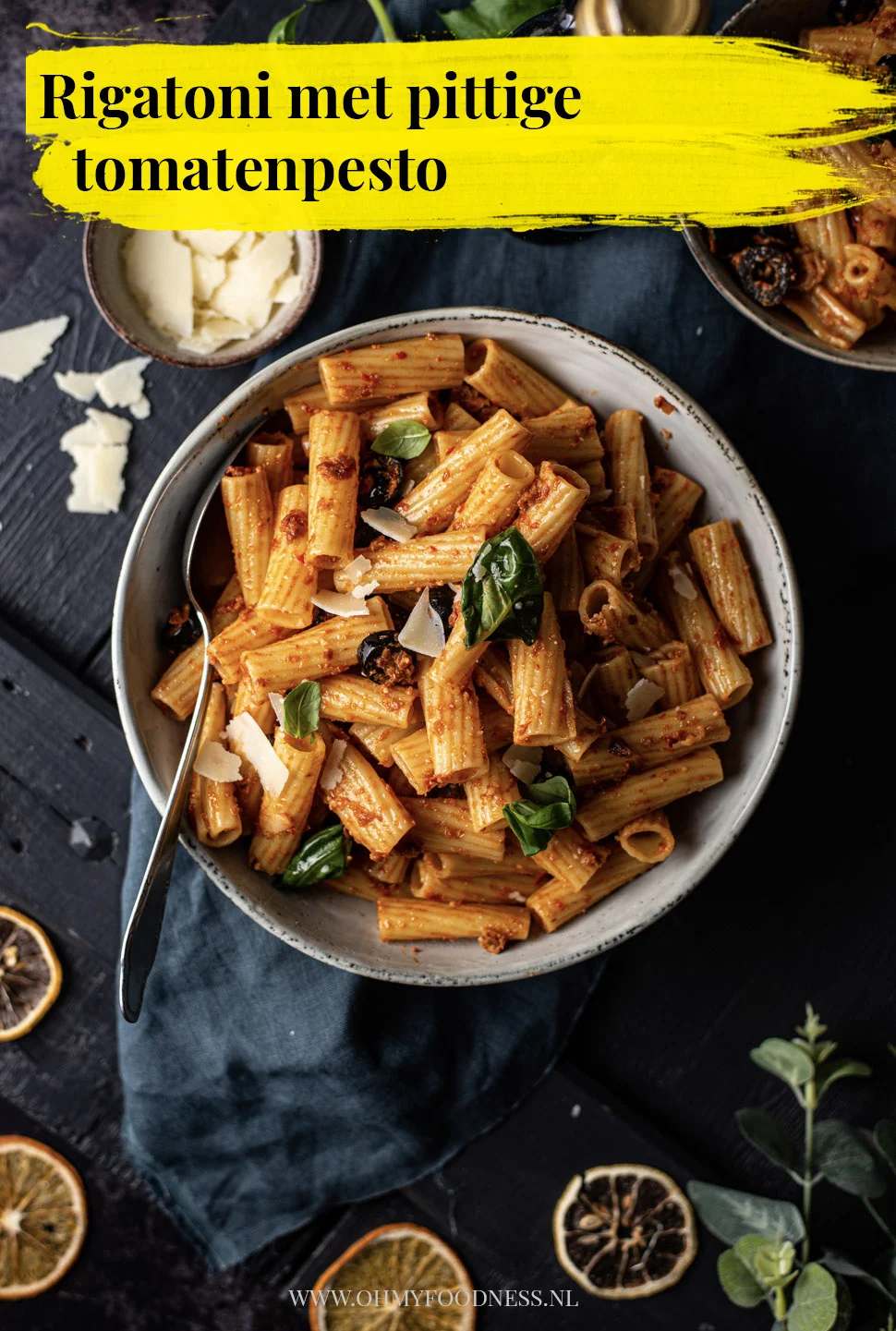 Rigatoni met pittige tomatenpesto en Parmezaan 3 rigatoni met pittige tomatenpesto