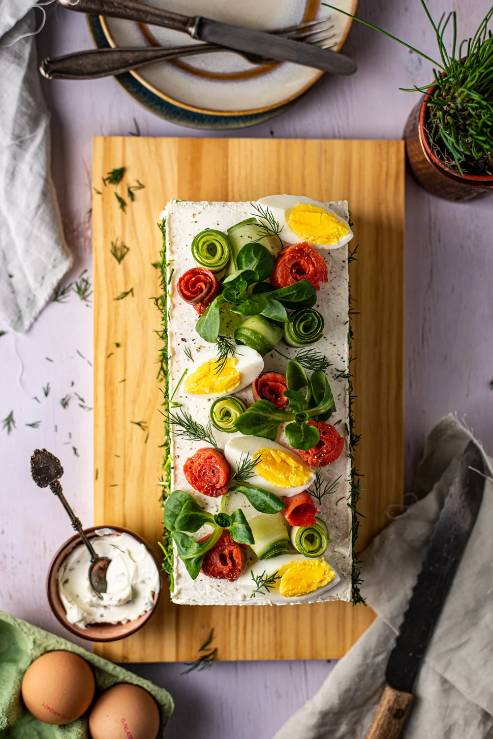 Sandwichtaart met gerookte zalm en eiersalade 1 Sandwichtaart met gerookte zalm en eiersalade