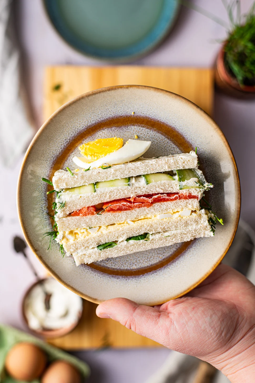 Sandwichtaart met gerookte zalm en eiersalade 2 Sandwichtaart met gerookte zalm en eiersalade