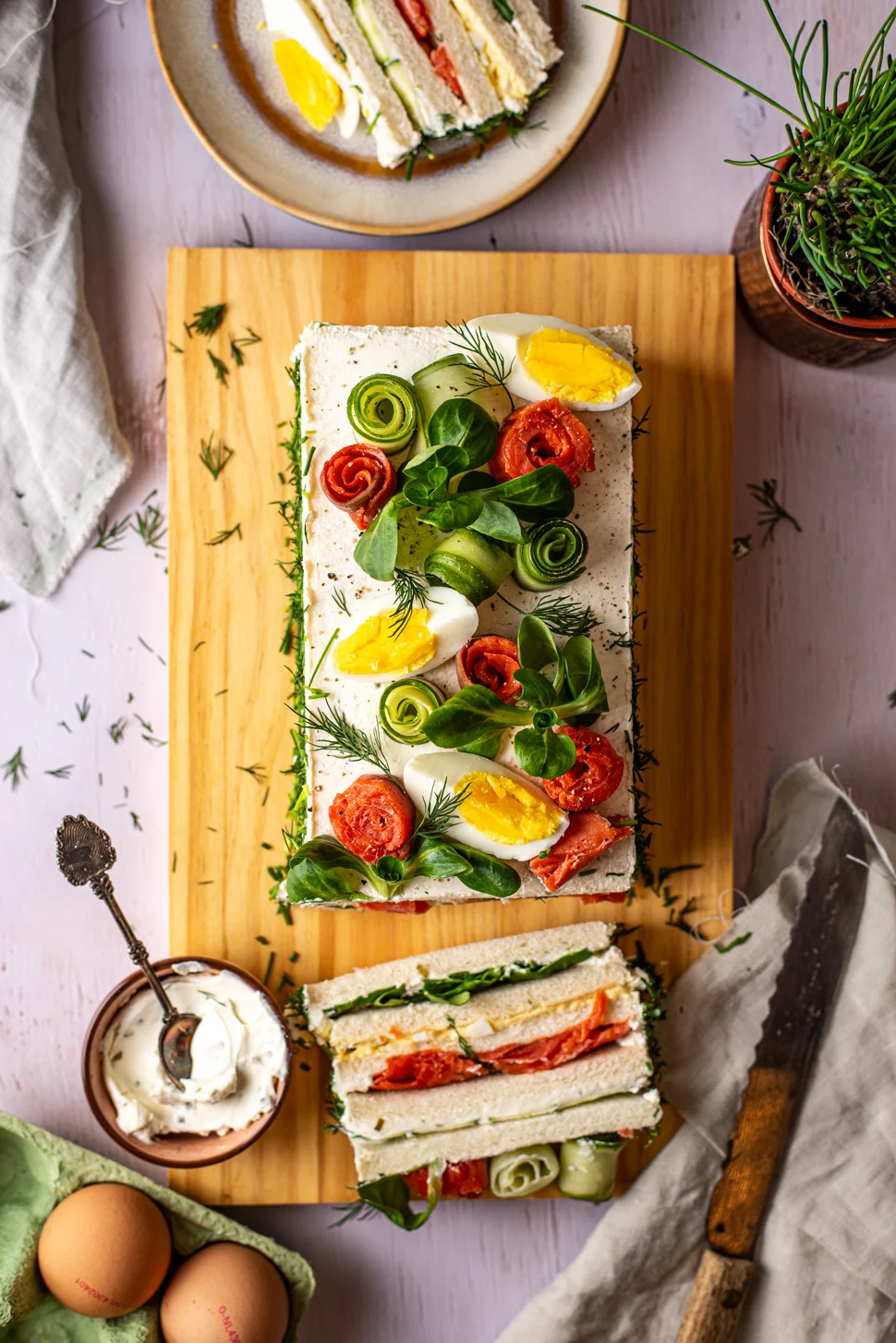 Sandwichtaart met gerookte zalm en eiersalade 3 Sandwichtaart met gerookte zalm en eiersalade
