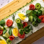 Sandwichtaart met gerookte zalm en eiersalade