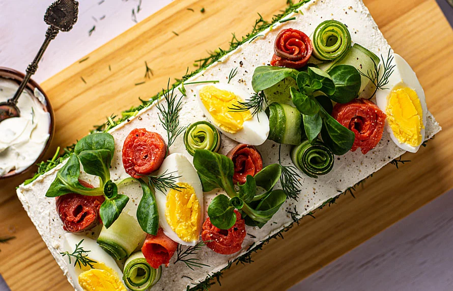 Sandwichtaart met gerookte zalm en eiersalade 4 Sandwichtaart met gerookte zalm en eiersalade
