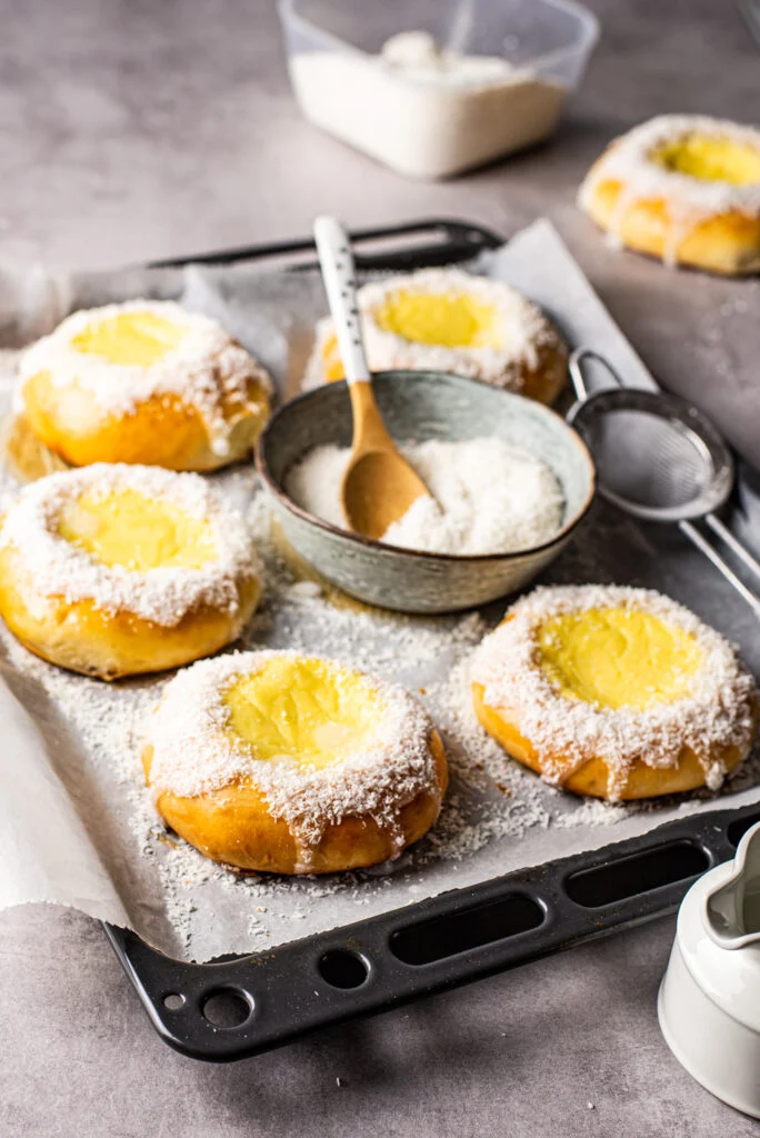 Skoleboller (broodjes met vanillecustard en kokos) 32 skoleboller