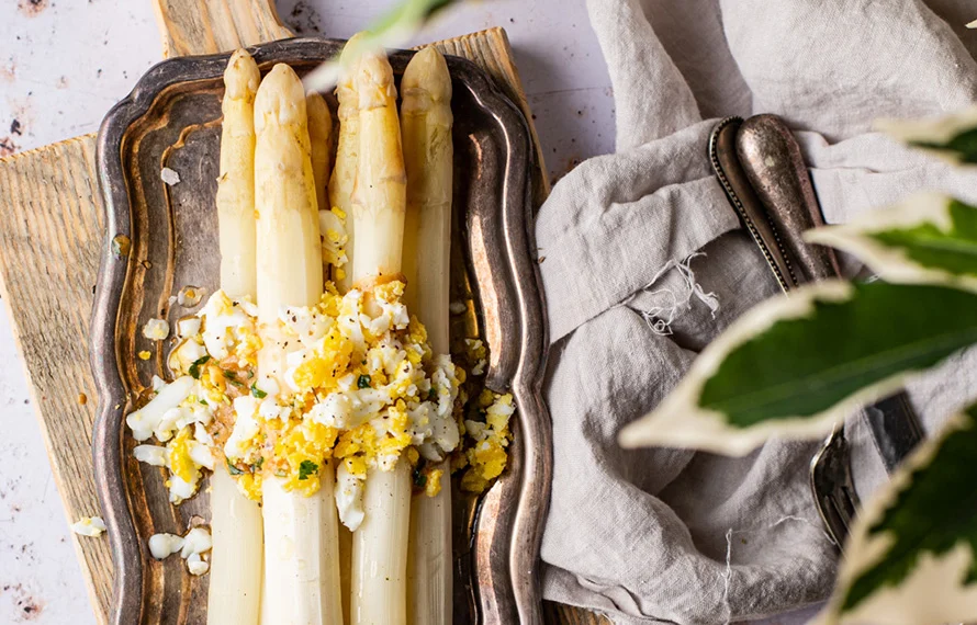 Witte asperges met geraspt ei en misoboter
