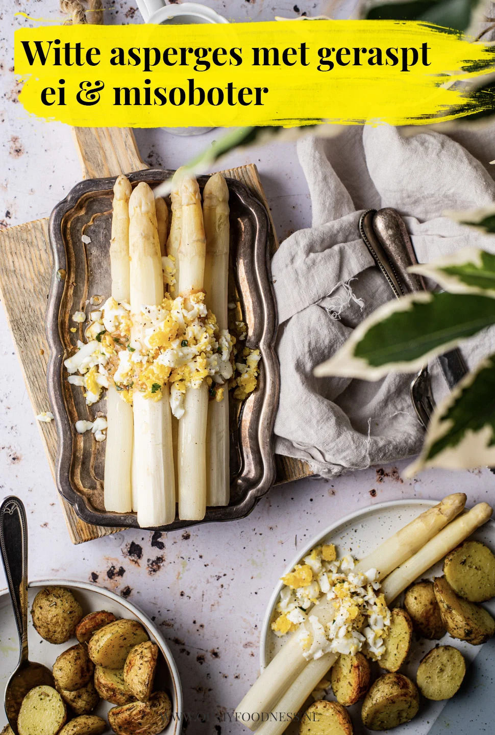 Witte asperges met geraspt ei en misoboter