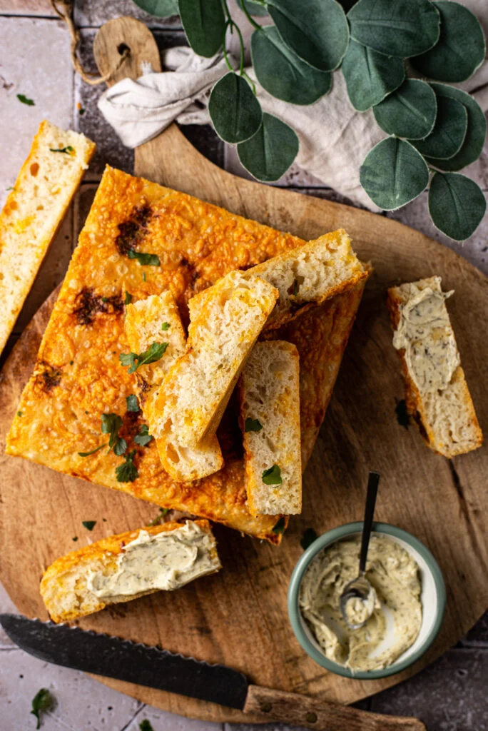 Focaccia met kruidenboter en cheddar 20 Focaccia met kruidenboter en cheddar
