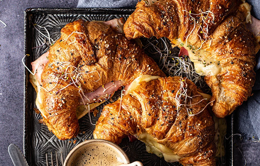 Gebakken ham-kaascroissants 2 gebakken ham-kaascroissants