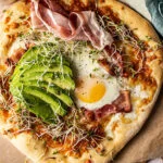 Ontbijtpizza met ei en spek