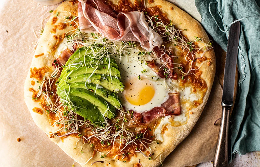 Ontbijtpizza met ei en spek 3 Ontbijtpizza met ei en spek