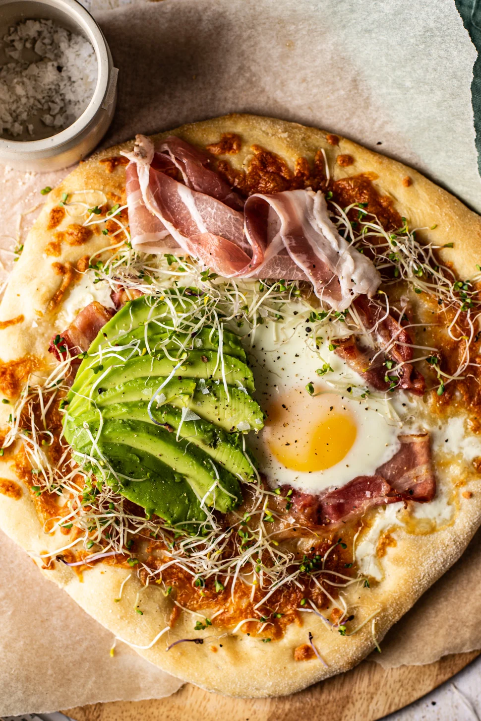 Ontbijtpizza met ei en spek 2 Ontbijtpizza met ei en spek