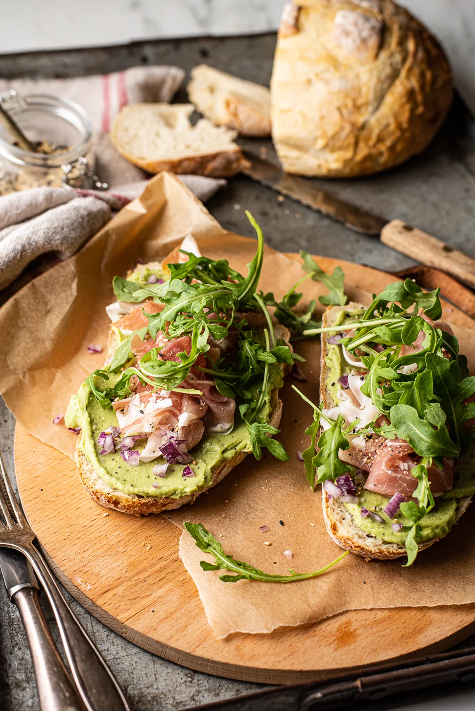 Avocadotoast met parmaham en rucola