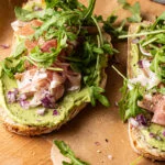 Avocadotoast met parmaham en rucola