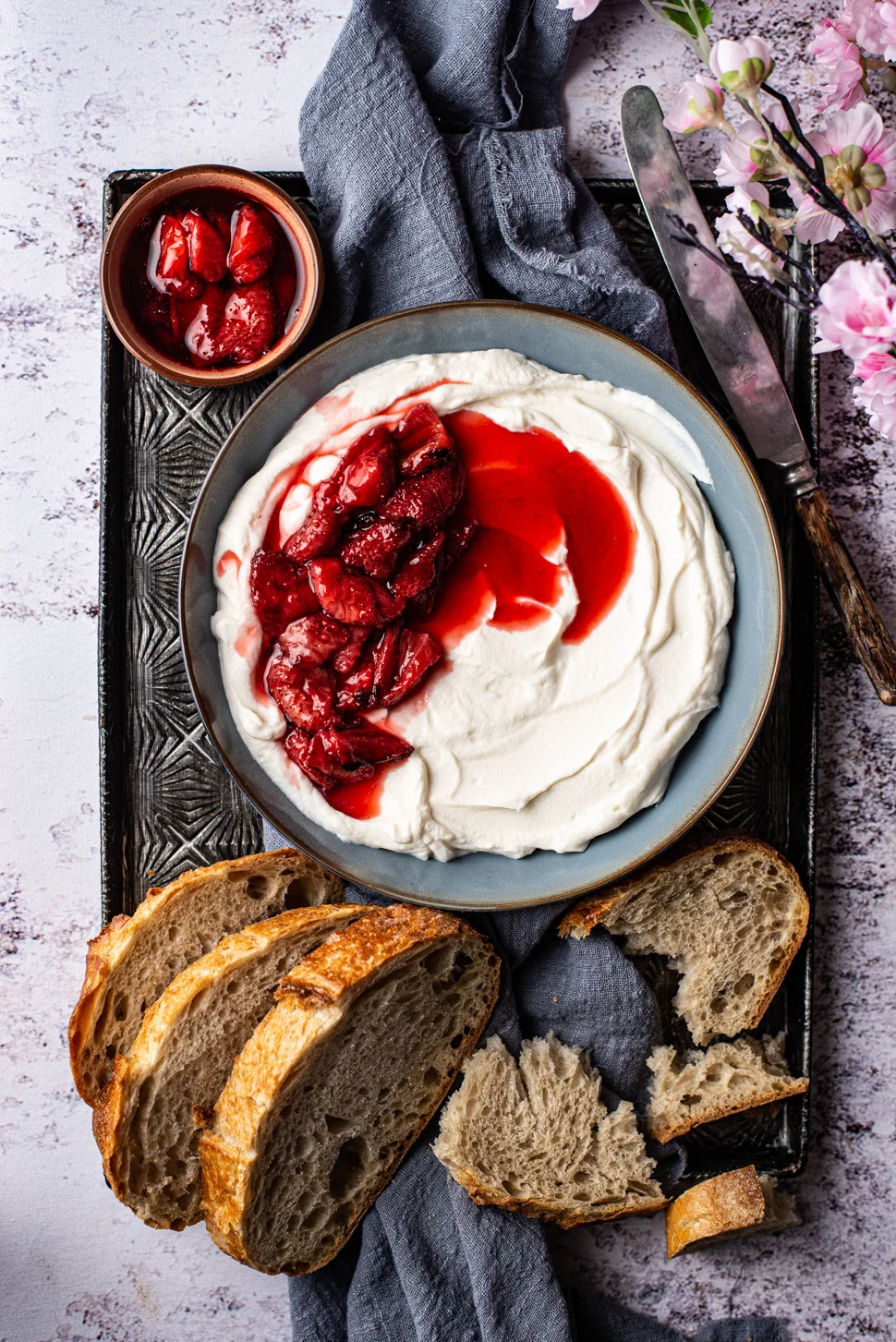 Dessert met ricotta en aardbeien. 1 dessert met ricotta en aardbeien