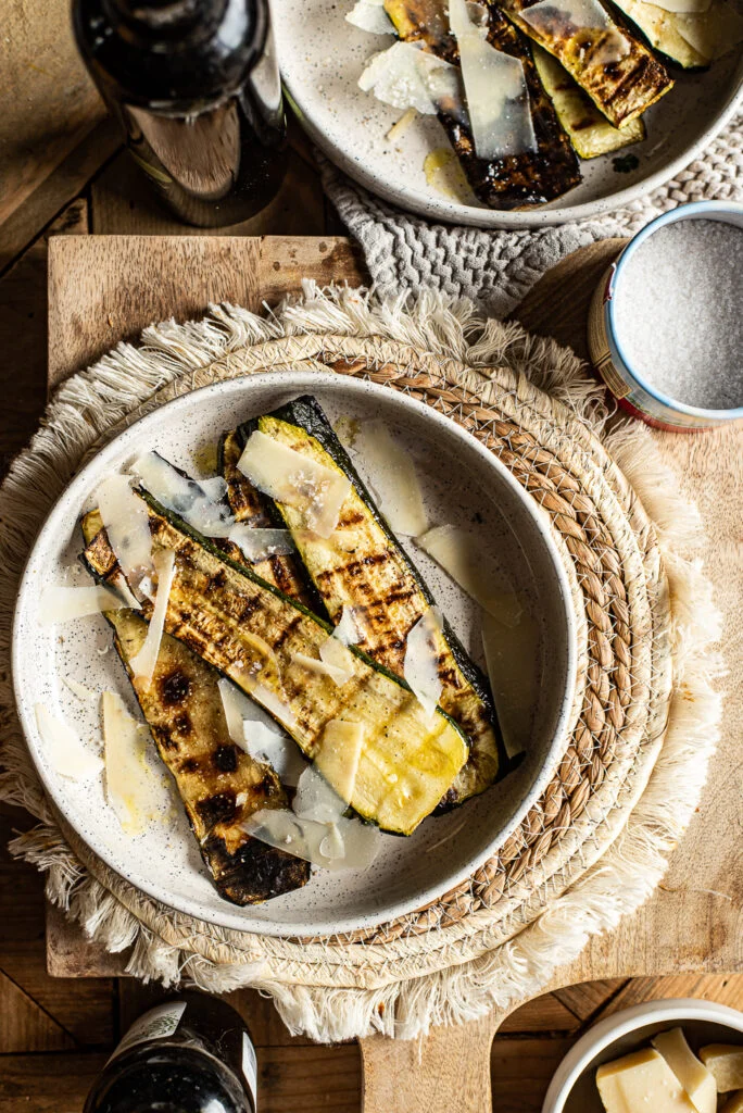 Gegrilde courgette op de bbq met parmezaan & balsamico 12 gegrilde courgette met parmezaan