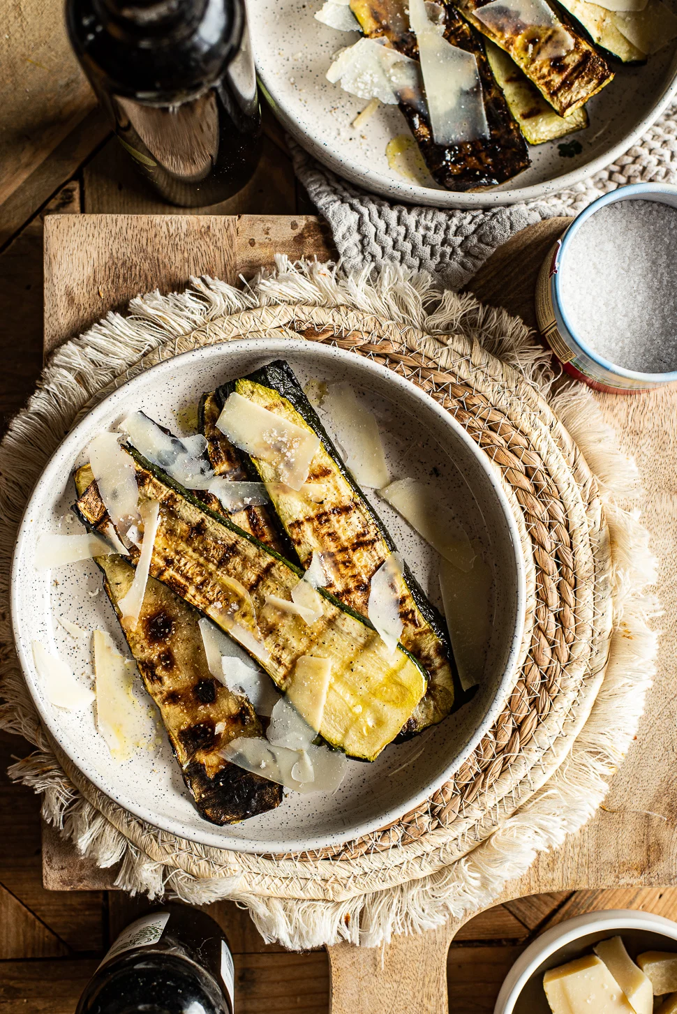 Gegrilde courgette op de bbq met parmezaan & balsamico 1 gegrilde courgette met parmezaan
