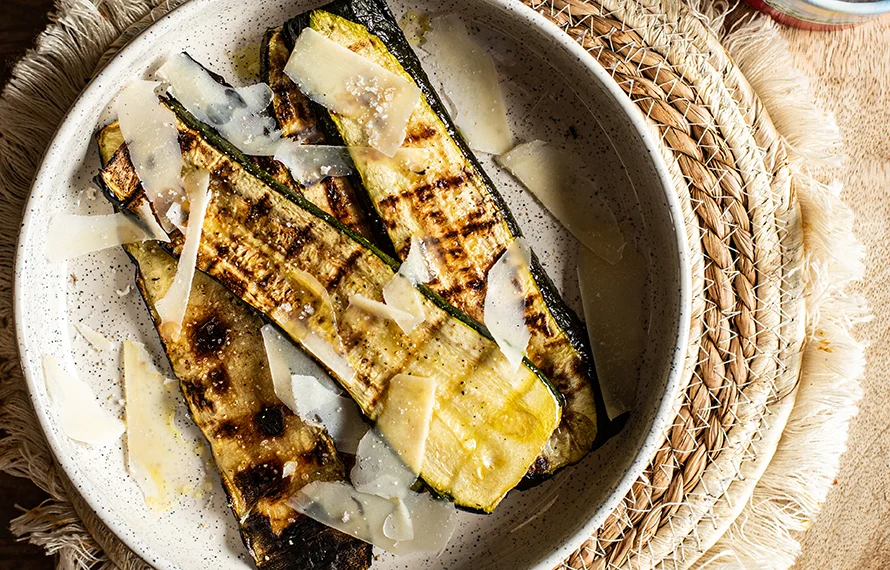 Gegrilde courgette op de bbq met parmezaan & balsamico 2 gegrilde courgette met parmezaan