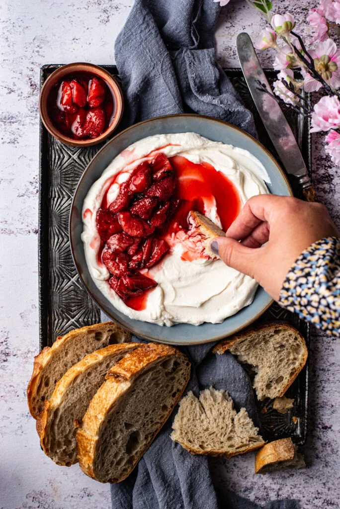 Dessert met ricotta en aardbeien. 10 Geklopte ricotta met geroosterde aardbeien