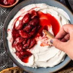 Geklopte ricotta met geroosterde aardbeien