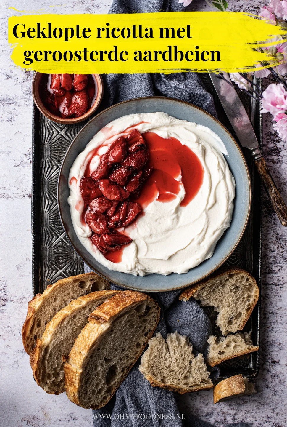 Dessert met ricotta en aardbeien. 4 Geklopte ricotta met geroosterde aardbeien