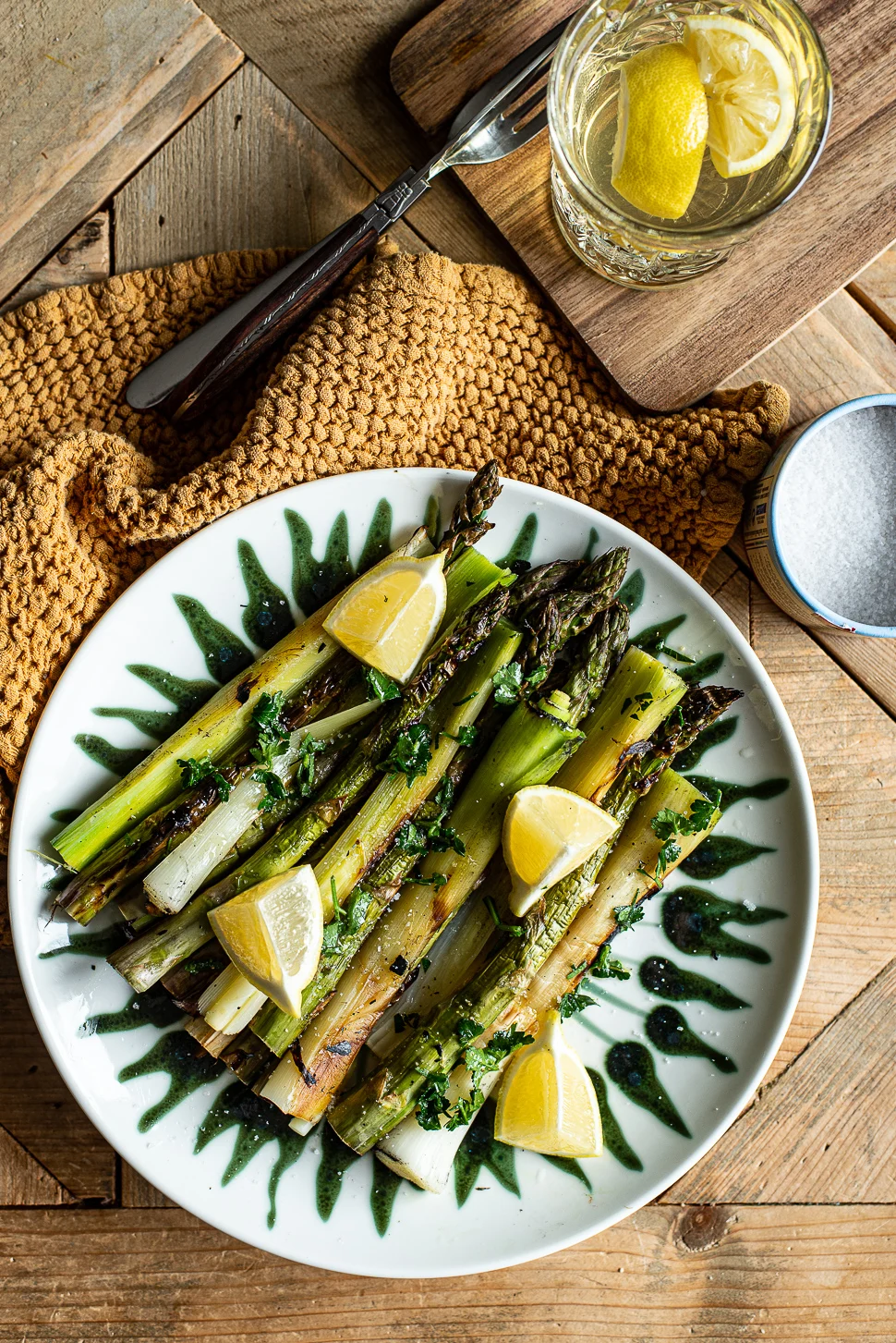 Prei en groene asperges van de BBQ 1 prei & groene asperges van de BBQ
