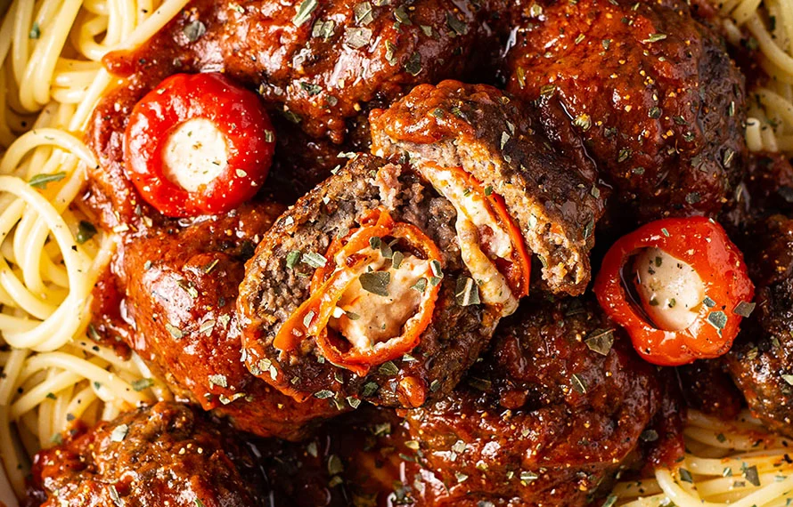 Spaghetti met gehaktballetjes 3 https://dev.ohmyfoodness.nl/wp-content/uploads/2022/06/spaghetti_met_peppadew-gehaktballetjes-1.jpg