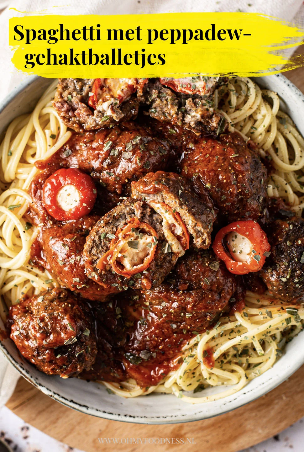 Spaghetti met gehaktballetjes 4 https://dev.ohmyfoodness.nl/wp-content/uploads/2022/06/spaghetti_met_peppadew-gehaktballetjes-1.jpg