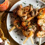 Surf & turf spiesjes met worst en garnalen