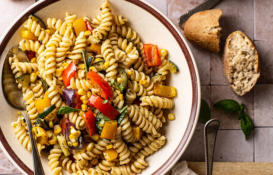Vegetarische pastasalade met gegrilde groenten 2 Pastasalade met gegrilde groenten