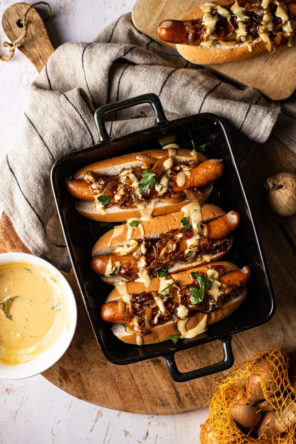 Fastfood Friday: Hotdogs met zoete ui 2 Hotdogs met zoete ui