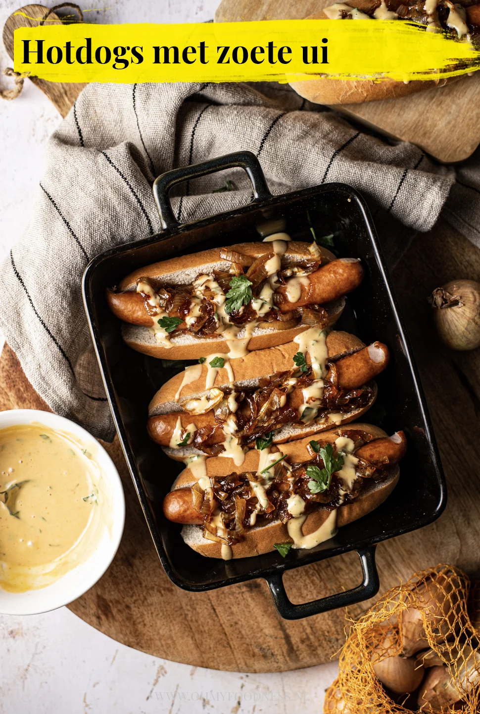 Fastfood Friday: Hotdogs met zoete ui 4 Hotdogs met zoete ui