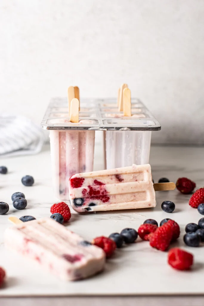 Yoghurtijsjes met rood fruit 7 Yoghurtijsjes met rood fruit