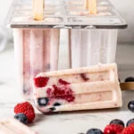 Yoghurtijsjes met rood fruit