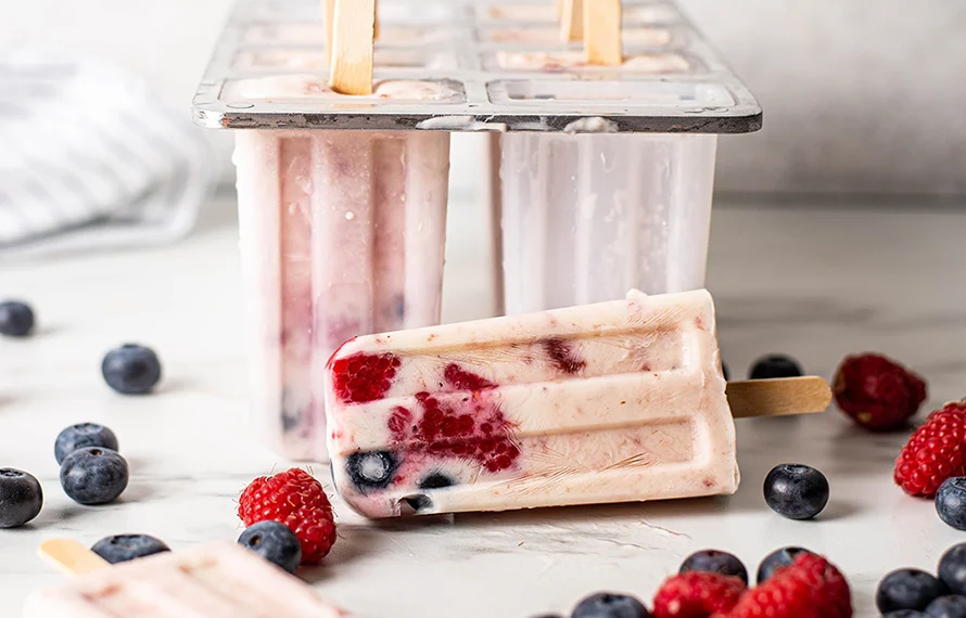 Yoghurtijsjes met rood fruit 4 Yoghurtijsjes met rood fruit