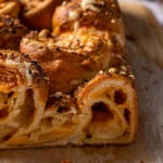 kaas-uibrood van croissantdeeg