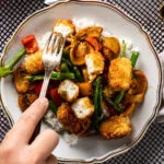 wokschotel met krokante knoflook-paneer