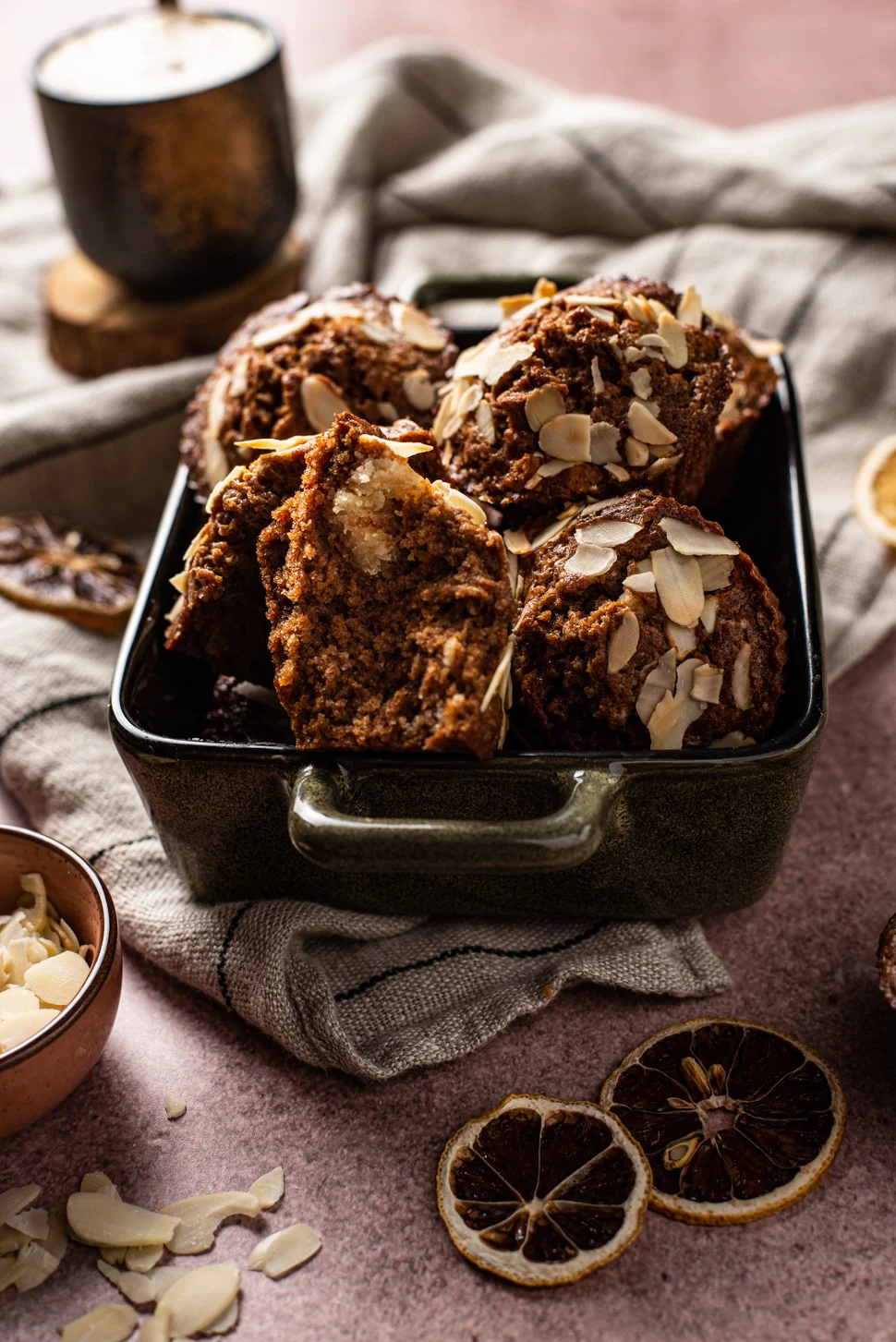 Gevulde speculaasmuffins 2 speculaasmuffins met amandelspijs