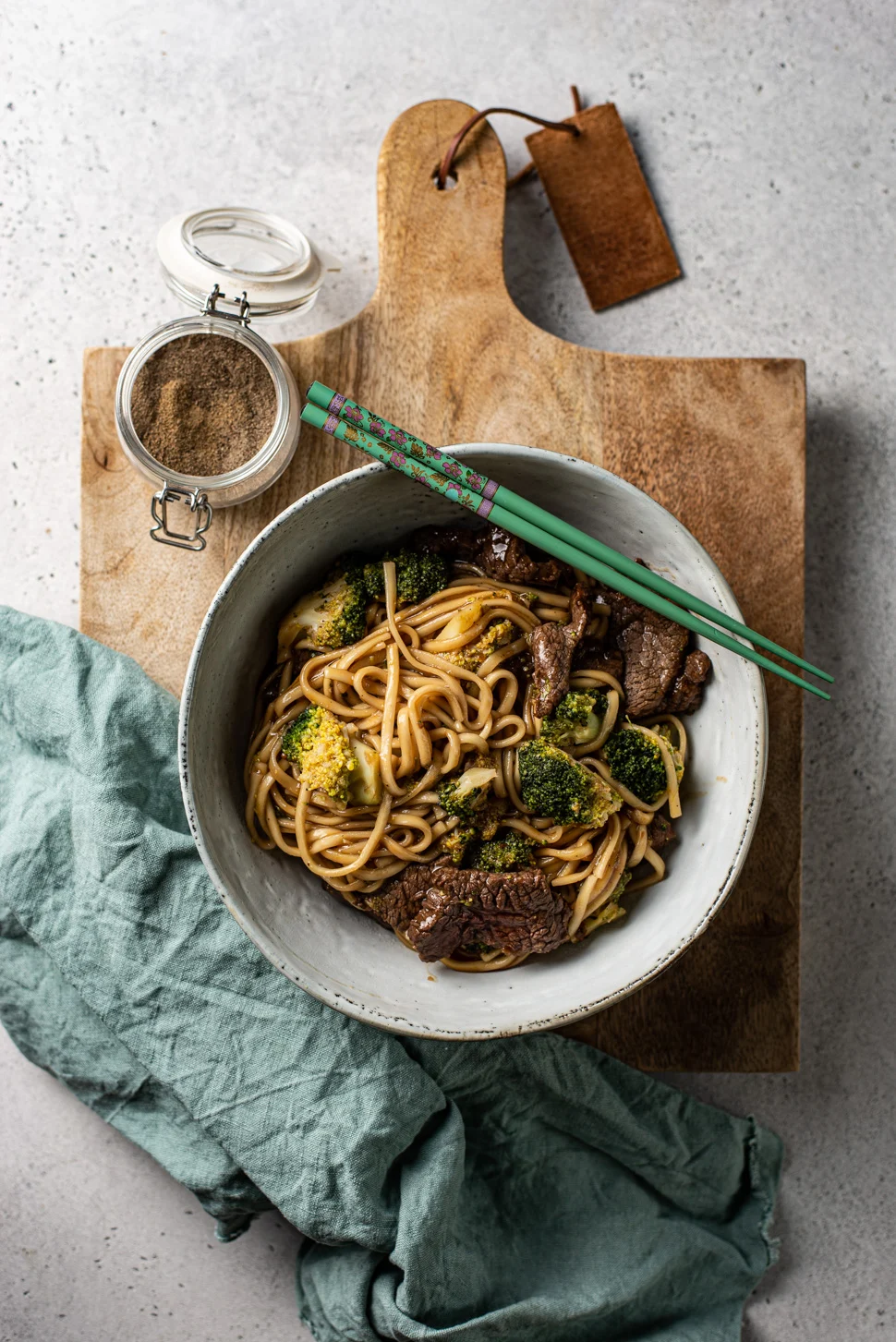 Zwarte pepernoedels met biefstuk en broccoli 1 woknoedels recept