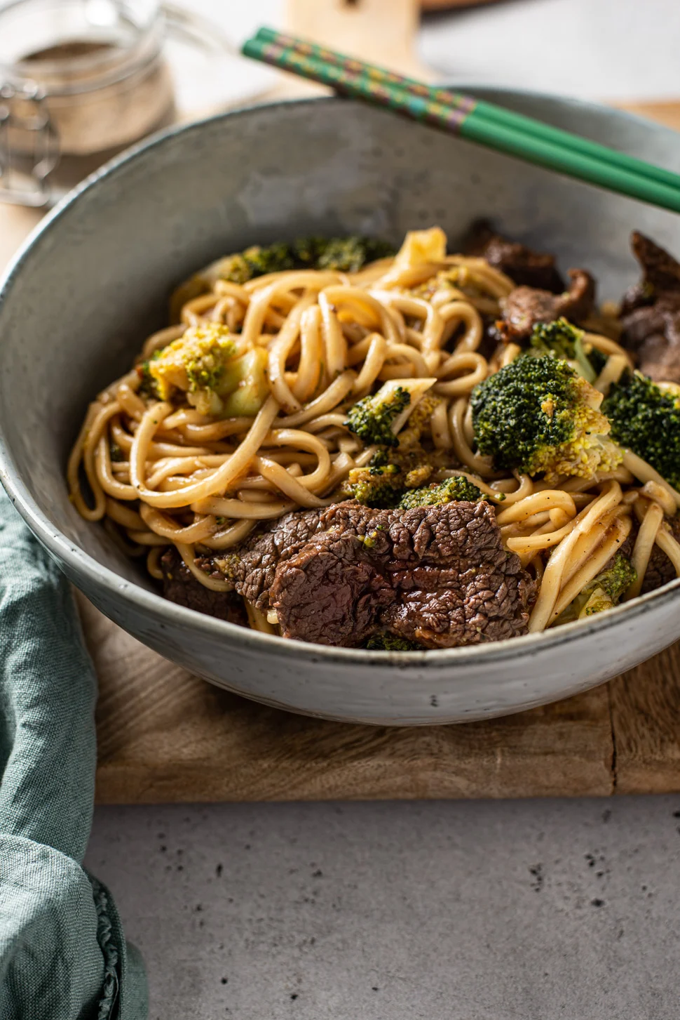 Zwarte pepernoedels met biefstuk en broccoli 2 noedels met biefstuk