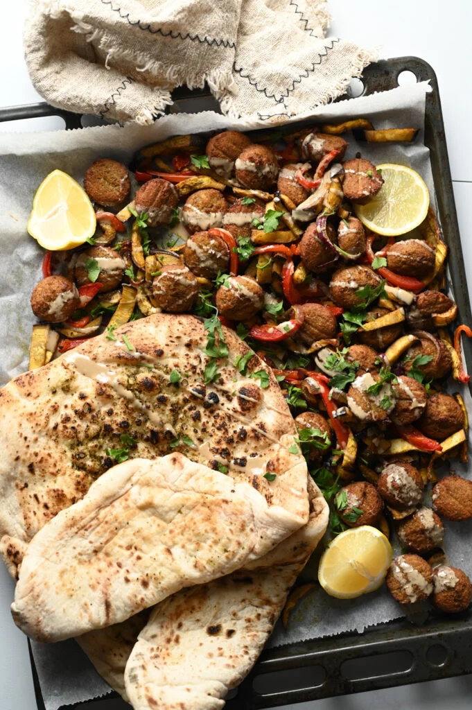 Falafel traybake met platbrood 4 falafel traybake