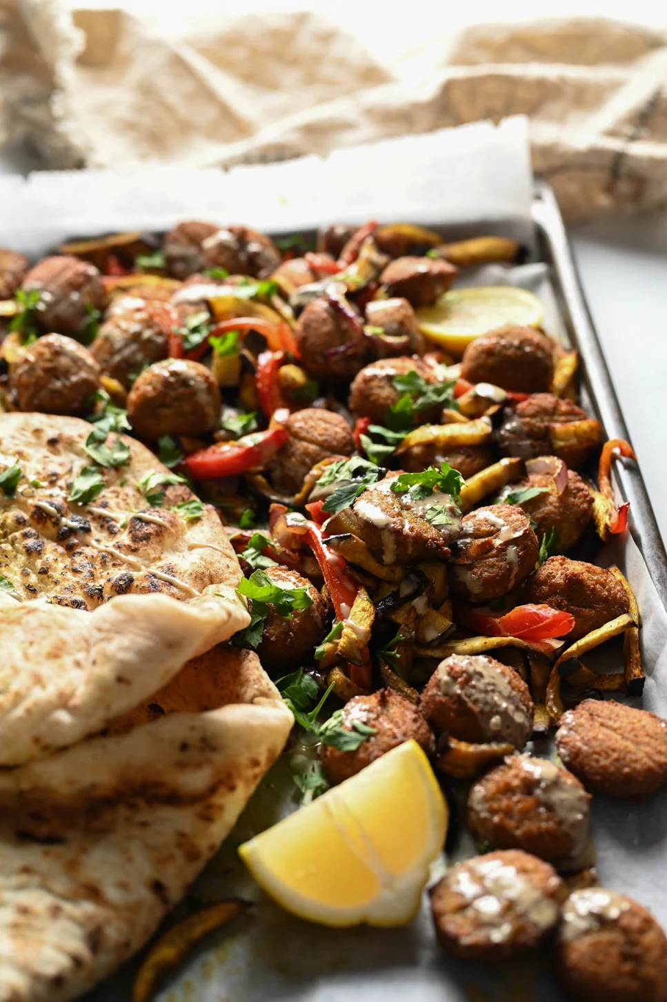 Falafel traybake met platbrood 2 Falafel traybake 2
