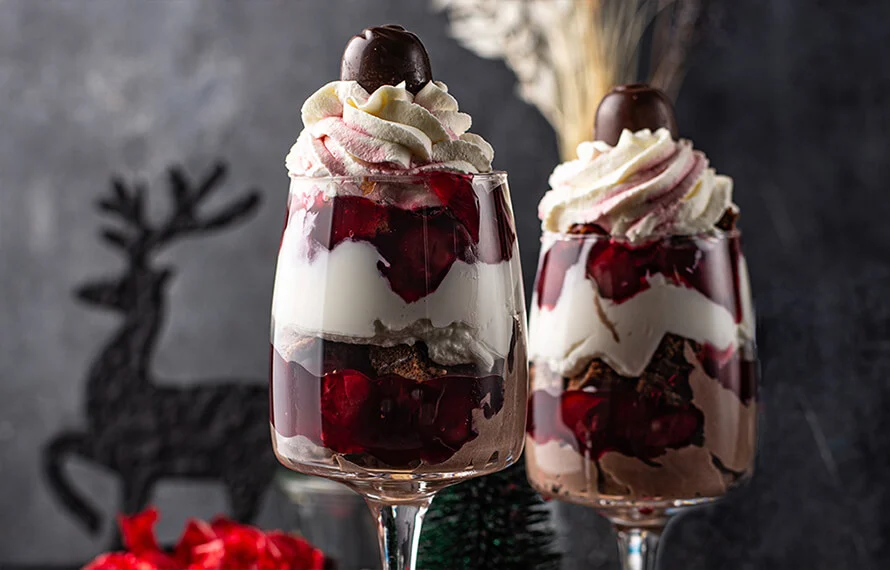 Kersttrifle met yoghurt & kersen 4 makkelijk kerstdessert