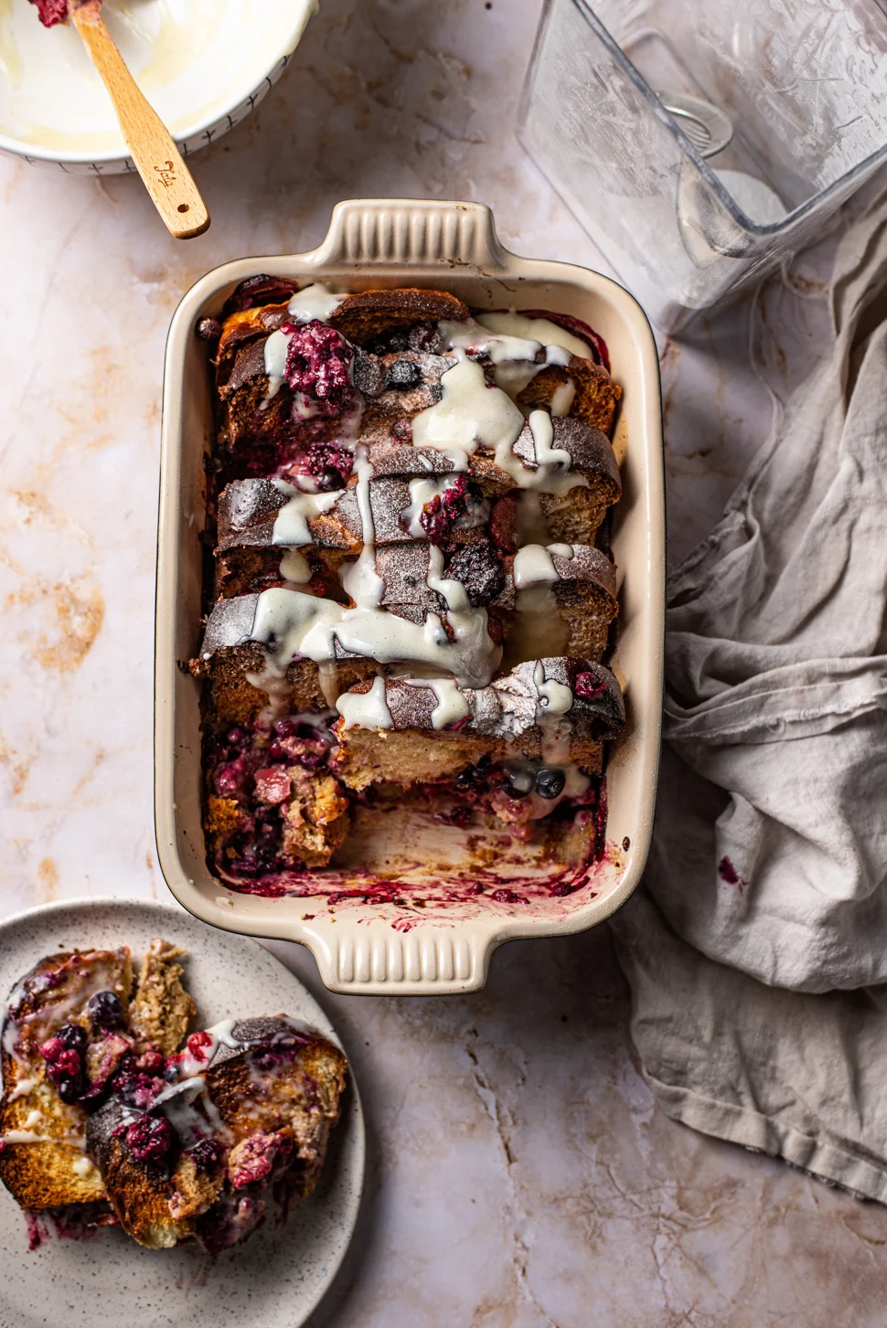 Wentelteefjes uit de oven met rood fruit en vanilleglazuur 2 wentelteefjes uit de oven