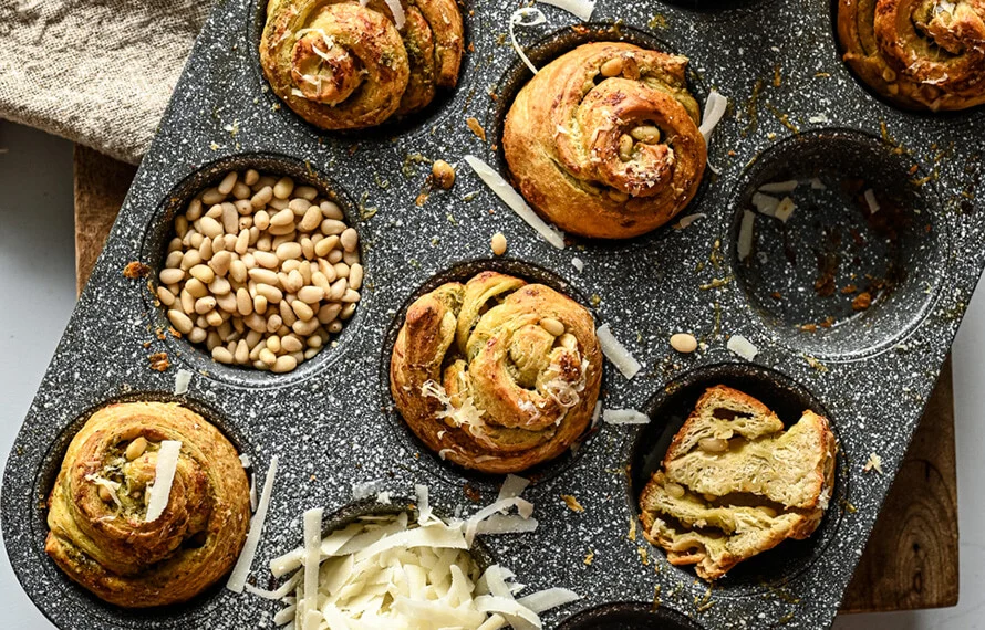 Cruffins met pesto & Parmezaan 4 Hartige muffins