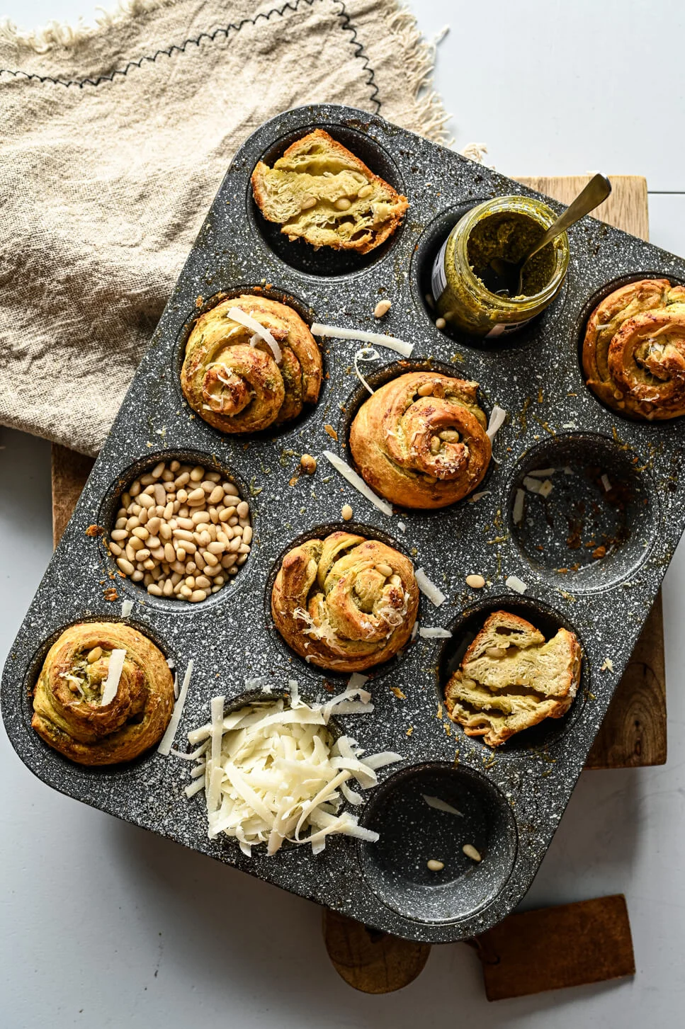Cruffins met pesto & Parmezaan 1 Hartige muffins met pesto