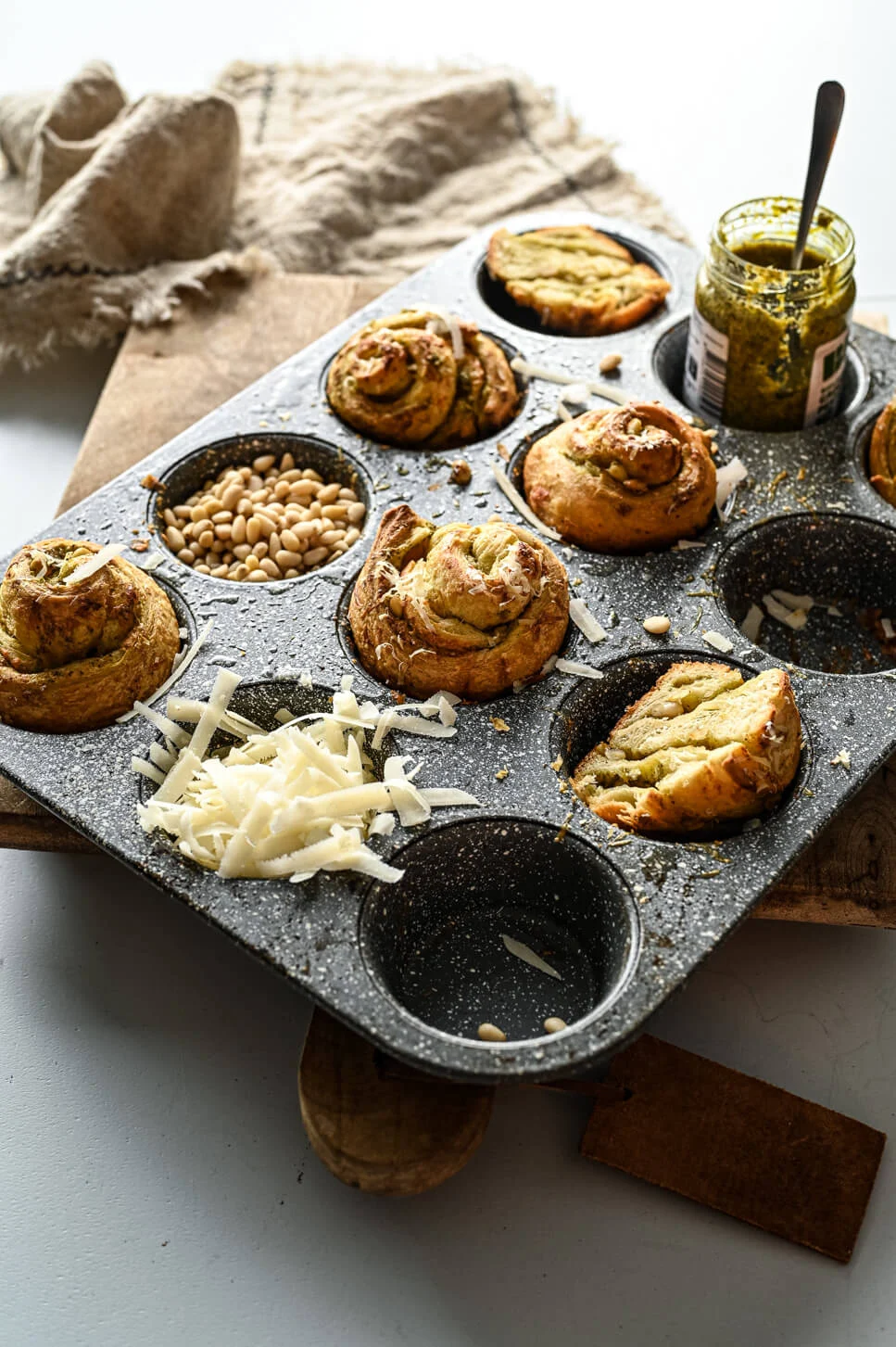 Cruffins met pesto & Parmezaan 2 Hartige muffins met pesto