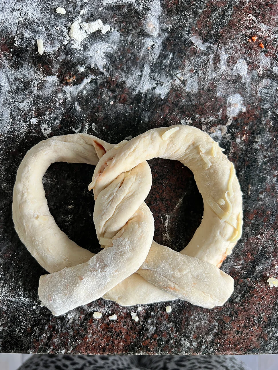 Pizza pretzels (Fastfood Friday) 5 pretzel vouwen