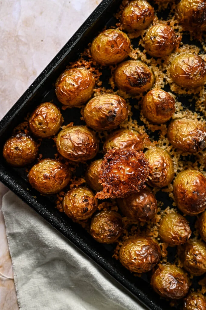 Aardappels uit de oven met Parmezaan 8 aardappels uit de oven met parmezaan