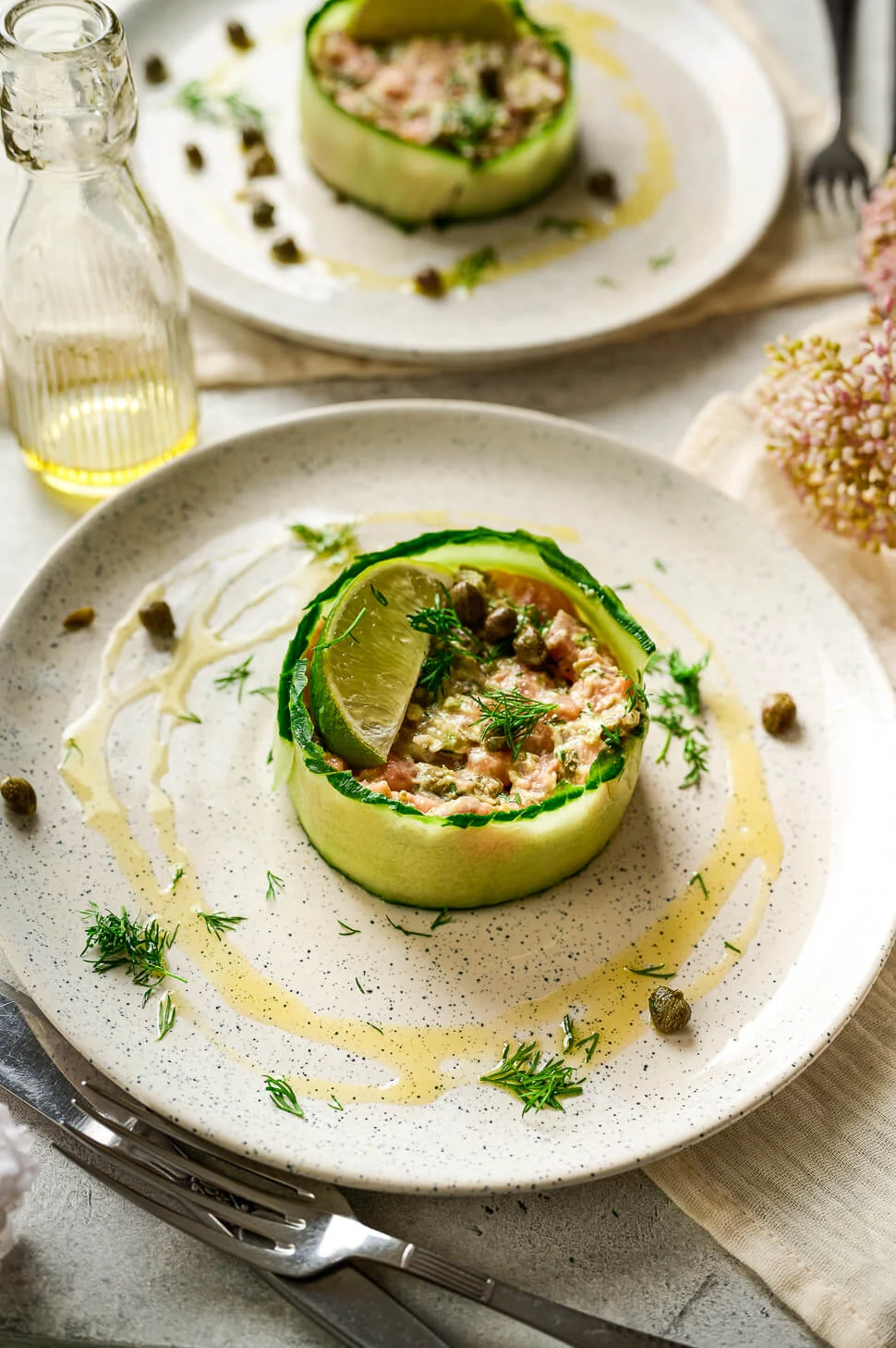 Zalmtartaar met avocado & komkommer 2 voorgerecht zalm avocado komkommer